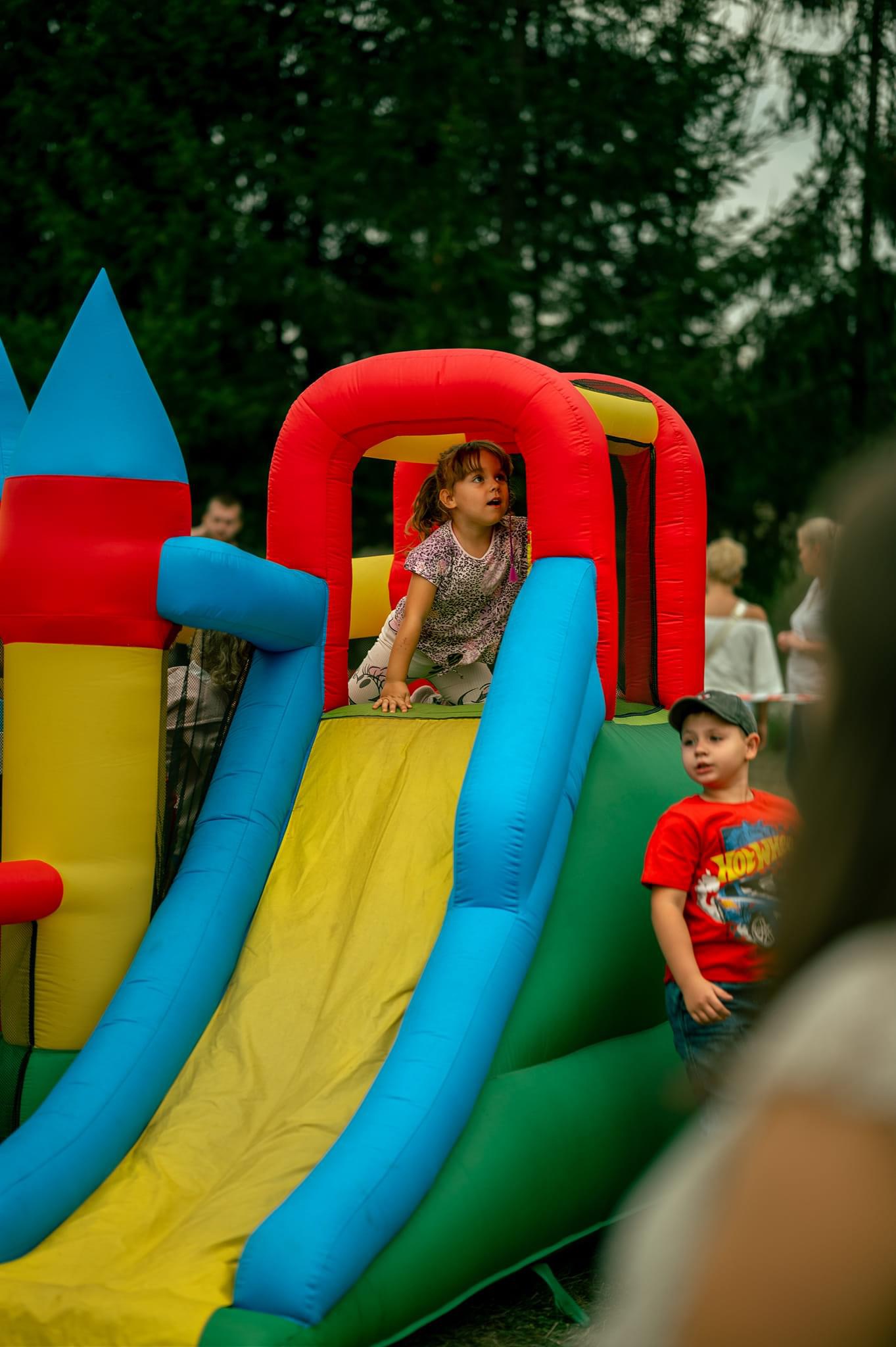 MAłY ZAMEK DMUCHANY ZE ZJEŻDŻALNIĄ I PLACEM ZABAW